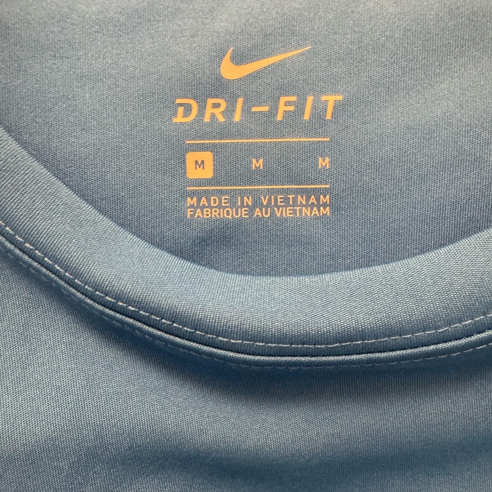 Nike Dri Fit long sleeve shirt
Boys Medium 
Blue